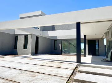 Casa · 240m² · 7 Ambientes · 4 Cocheras · Casa en Venta en El Canton - Golf