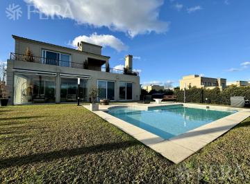 Casa · 251m² · 5 Ambientes · 1 Cochera · Venta de Casa de 5 Ambientes con Piscina en Greenville