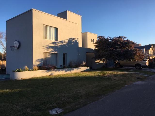 Casa · 273m² · 4 Ambientes · 2 Cocheras