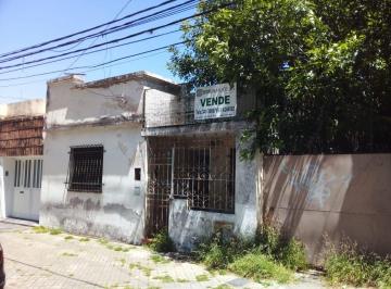 Terreno · 82m² · 2 Ambientes · 1 Cochera · Venta Terreno con Vivienda a Reciclar. Laprida 5120. 9,50 X 30,31. 289 m². Retasado!