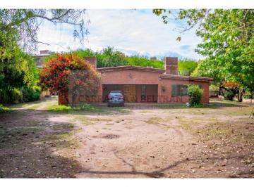 Terreno · 240m² · 8 Ambientes · 4 Cocheras · Vendo Gran Lote en Av Tissera 2500 m²