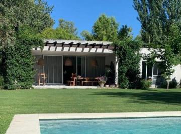 Casa · 230m² · 8 Ambientes · 2 Cocheras · Casa - El Encuentro
