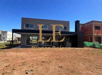 Casa · 245m² · 5 Ambientes · 6 Cocheras · Venta Casa Santa Ana Villa Nueva