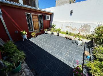 Casa · 180m² · 4 Ambientes · Vivienda Multifamiliar (Casa PH Tres Ambientes) Local