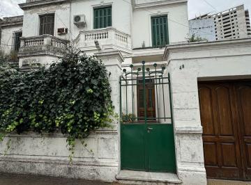 Casa de 8 ambientes, Avellaneda · Casa Estilo Francés en Venta - Ideal Para Consultorios o Instituto Educacional