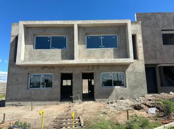 Casa · 90m² · 4 Ambientes · 1 Cochera · Duplex en Venta en Docta Av, 2 Dorm., 2 Baños. Posesion Diciembre 2024