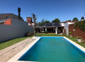 Casa · 90m² · 4 Ambientes · 4 Cocheras · Casa Chalet - Venta City Bell Parque Pileta Lote 10,50 X 46