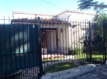 Casa · 160m² · 4 Ambientes · 1 Cochera · Casa en Venta en Adrogue, a m. de Av Espora - 3 Dorm.