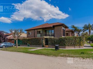 Casa · 417m² · 5 Ambientes · 3 Cocheras · Casa en Venta. en Dos Plantas. Garage Doble. Jardin. Zona Los Pinares