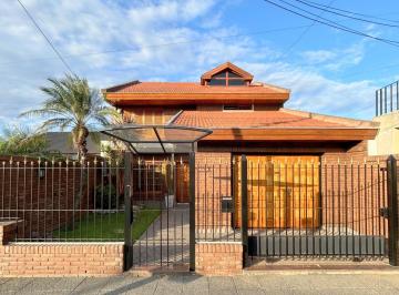 Casa de 4 ambientes, Lanús · Bolaños 900 - Increible Chalet con Parque, Quincho y Pileta! 4 Amb - Lanus Este