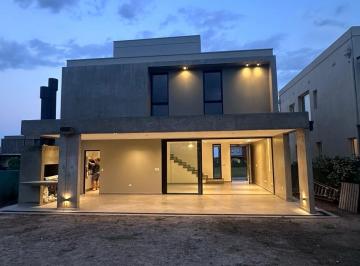 Casa · 154m² · 7 Ambientes · 2 Cocheras · Casa en San Pablo