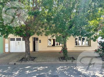 Casa · 181m² · 4 Ambientes · 1 Cochera · Casa con Gran Lote en Ubicación Céntrica - Chivilcoy