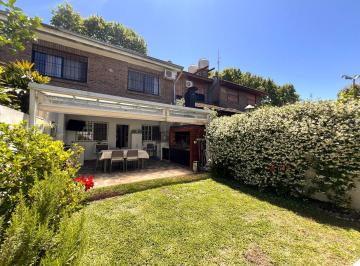 Casa · 133m² · 4 Ambientes · 1 Cochera · Espectacular Tríplex con Jardín, Mucha Luz y Cochera!