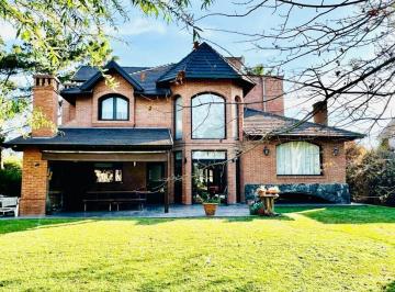 Casa · 260m² · 5 Ambientes · 2 Cocheras · Casa en Saint Thomas Sur