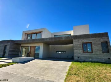 Casa · 294m² · 4 Dormitorios · Casa en Pilara Barrio Milord