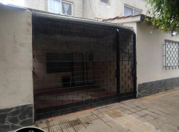 FRENTE · Venta 2 Propiedades (Pta. Baja 4 Amb. Pta. Alta 3 Amb) con Garaje y Jardín.