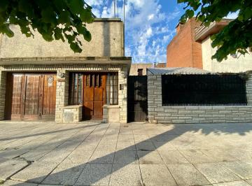 Casa · 120m² · 4 Ambientes · 1 Cochera · Latorre Prop. Vende Casa con Garage y Patio