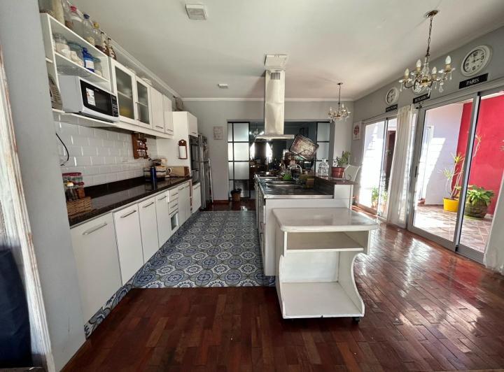 Casa · 350m² · 6 Ambientes · 2 Cocheras