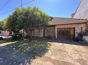 Casa · 210m² · 4 Ambientes · 2 Cocheras · Chalet en Barrio Parque Calchaqui