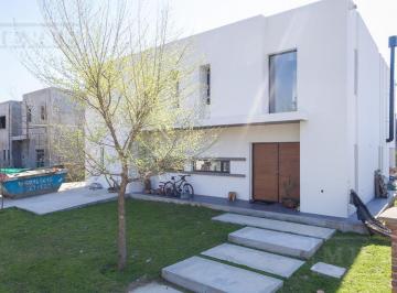 Casa · 219m² · 4 Ambientes · 2 Cocheras · Casa en Venta con Renta Sobre Lote Interno, Barrio La Comarca Bancalari