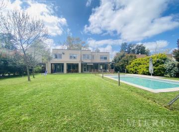 Casa · 232m² · 7 Ambientes · 1 Cochera · Muy Linda Casa en Venta Sobre Lote Interno en El Encuentro.