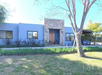 Casa · 133m² · 3 Ambientes · 2 Cocheras · Casa en 1 Planta Sobre Lote Interno en El Barrio Santa Teresa