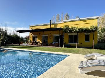 Casa · 94m² · 3 Ambientes · Venta Casa en Chacras de Uribelarrea, 2 Habitaciones Piscina