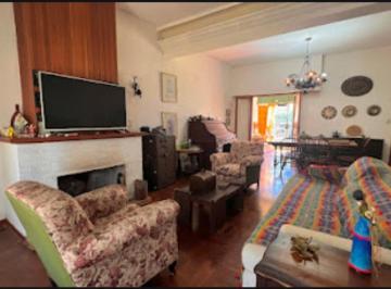 Casa · 286m² · 4 Ambientes · 2 Cocheras · Venta de Casa 4 Ambientes con Dependencia en Martinez