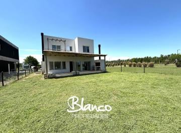 Casa · 221m² · 5 Ambientes · 2 Cocheras · Casa en Venta en Puertos del Lago, Barrio Araucarias, Escobar, G. B. a. Zona Norte