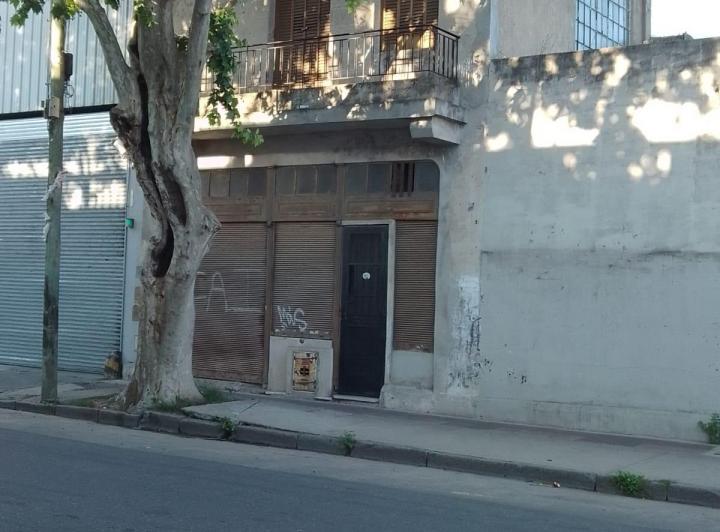 Departamento en Venta de 2 Dorm. con Local en Parque Patricios