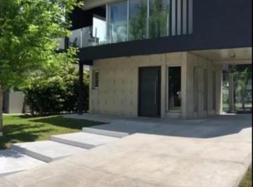 Casa · 280m² · 6 Ambientes · 1 Cochera · Casa en Construccion en Altos de Hudson II