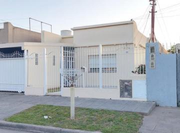 Casa · 127m² · 3 Ambientes · 1 Cochera · Casa en Venta en Bernal Oeste, Apta Credito