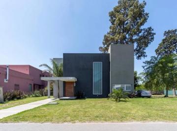 Casa · 200m² · 6 Ambientes · 2 Cocheras · Casa en Venta de 4 Dorm. en Barrio Privado