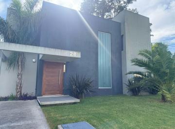 Casa · 200m² · 6 Ambientes · 2 Cocheras · Casa en Venta de 4 Dorm. en Barrio Privado
