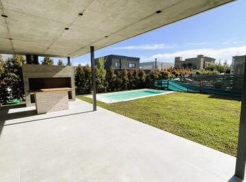 Casa · 215m² · 6 Ambientes · 4 Cocheras · Casa a Estrenar en Venta en Las Tipas, Nordelta, Tigre