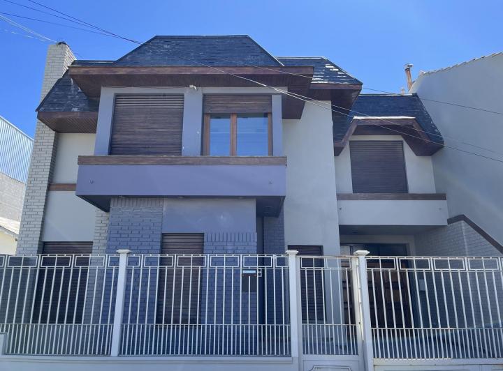 Casa · 380m² · 4 Ambientes · 1 Cochera