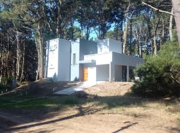 Casa · 200m² · 6 Ambientes · 2 Cocheras · Alquilo Casa a Estrenar en El Barrio de La Reserva.