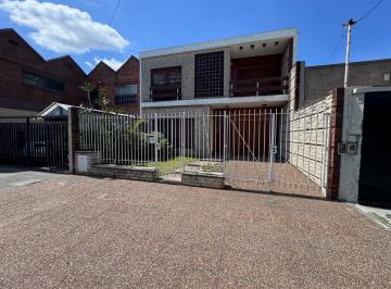 Casa de 4 ambientes, Lanús · Excelente Chalet 4 Amb con Patio y Quincho, Ubicado a m de Av Yrigoyen