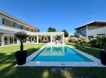 Casa · 311m² · 7 Ambientes · 2 Cocheras · Casa en Venta en Terravista