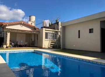 Casa · 187m² · 4 Ambientes · 2 Cocheras · Casa en Venta 4 Ambientes en Castelar Norte Apto Credito