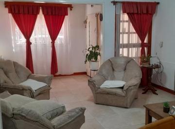 general-san-martin-san-martin-venta-casa-3-ambientes · Venta Casa 3 Ambientes - Ideal Dos Flias - Fondo, - Depto