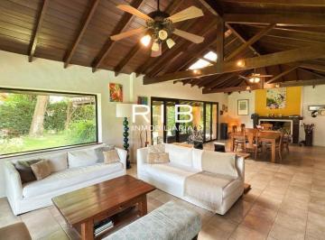 Casa · 293m² · 5 Ambientes · 3 Cocheras · Propiedad en Muy Buena Ubicación Sobre 1050 m²