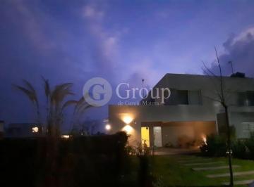 Casa · 90m² · 3 Ambientes · 2 Cocheras · Casa en Venta en Casas del Este, Pilar del Este, Pilar