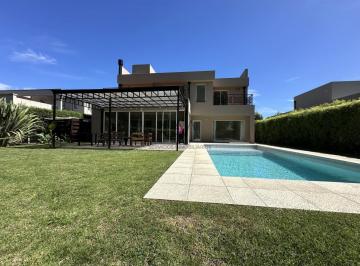 Casa · 250m² · 5 Ambientes · 2 Cocheras · Casa en Alquiler en Barrio Rumenco