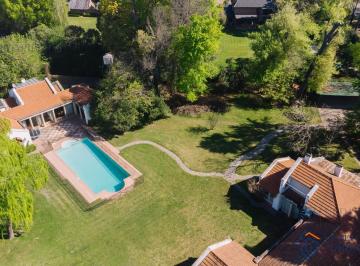 Casa · 566m² · 4 Dormitorios · 2 Cocheras · Casa con Importante Lote de 4000 m con Casa de 560 m² - Cancha de Tenis y de Paddle.