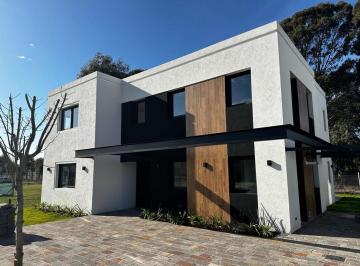 Casa · 220m² · 4 Ambientes · Casa en Rumenco Joven