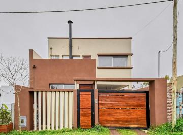 Casa · 126m² · 4 Ambientes · 1 Cochera · Casa en Venta - 3 Dorm. 2 Baños - 375 m² - Villa Parque Sicardi, La Plata