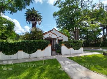 Casa · 276m² · 4 Ambientes · 2 Cocheras · Casa Colonial en Una Planta, Excelente Ubicación