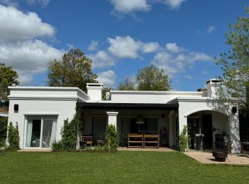 Casa · 210m² · 4 Ambientes · 3 Cocheras · Casa Alquiler El Lucero Pilar