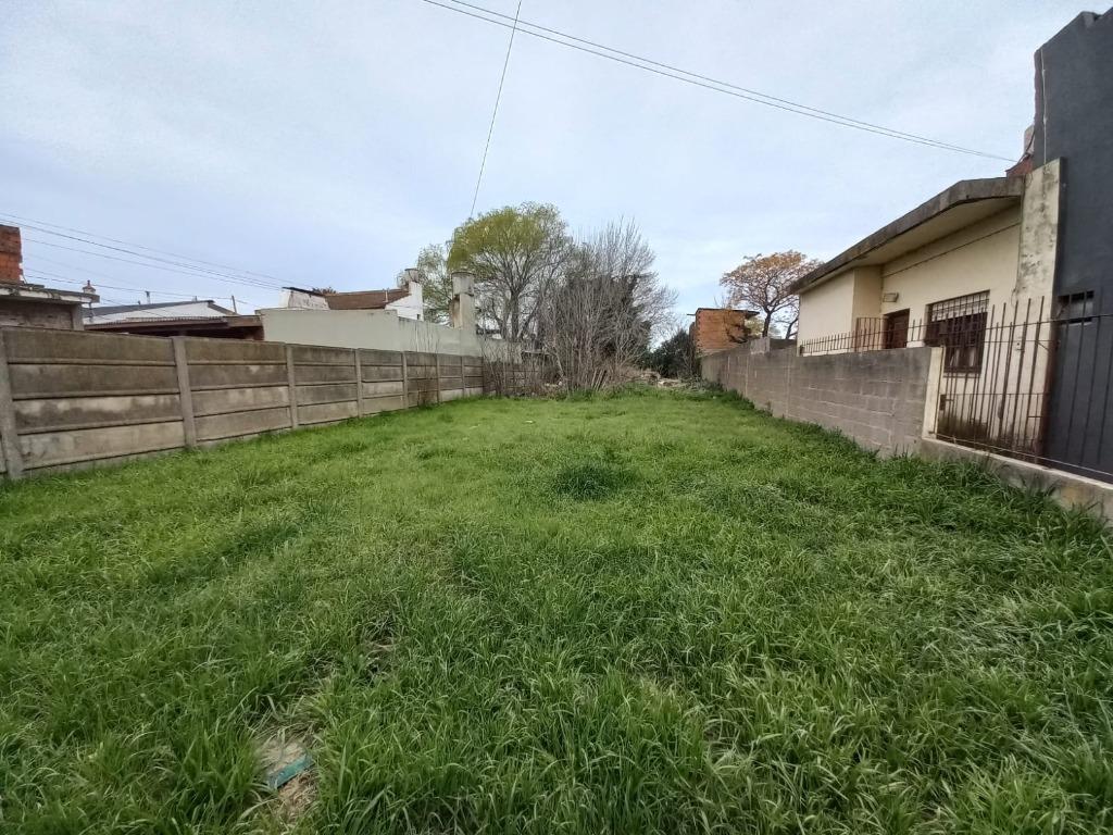 Lote 433m² en Barrio las Américas con paredón y portón